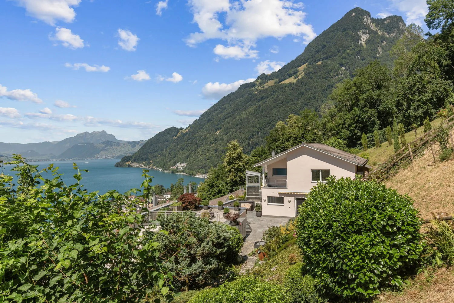 Abitare da sogno con giardino enorme e vista lago & Alpi senza ostacoli