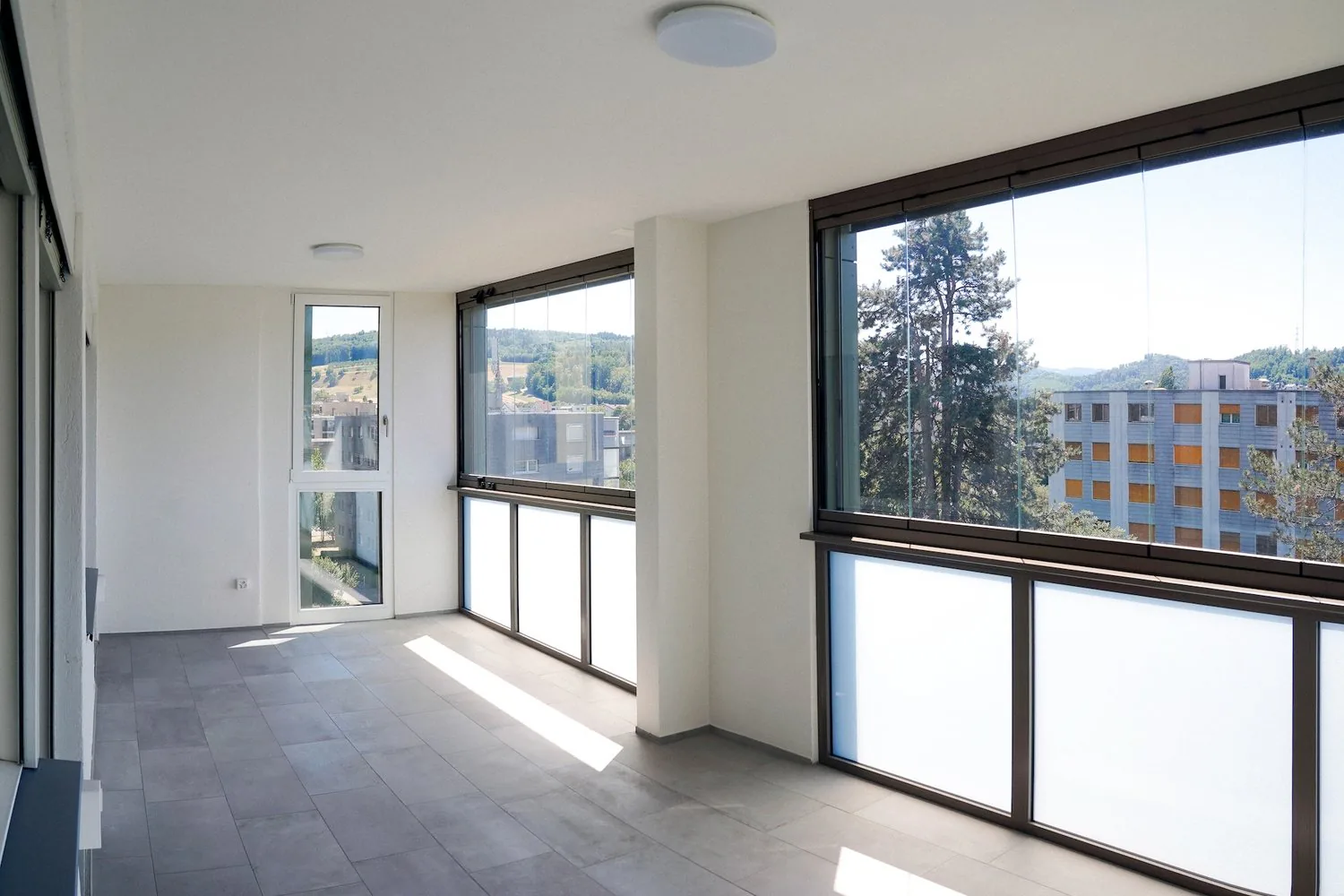 Appartement de 4,5 pièces rénové avec grand balcon en hiver et vue