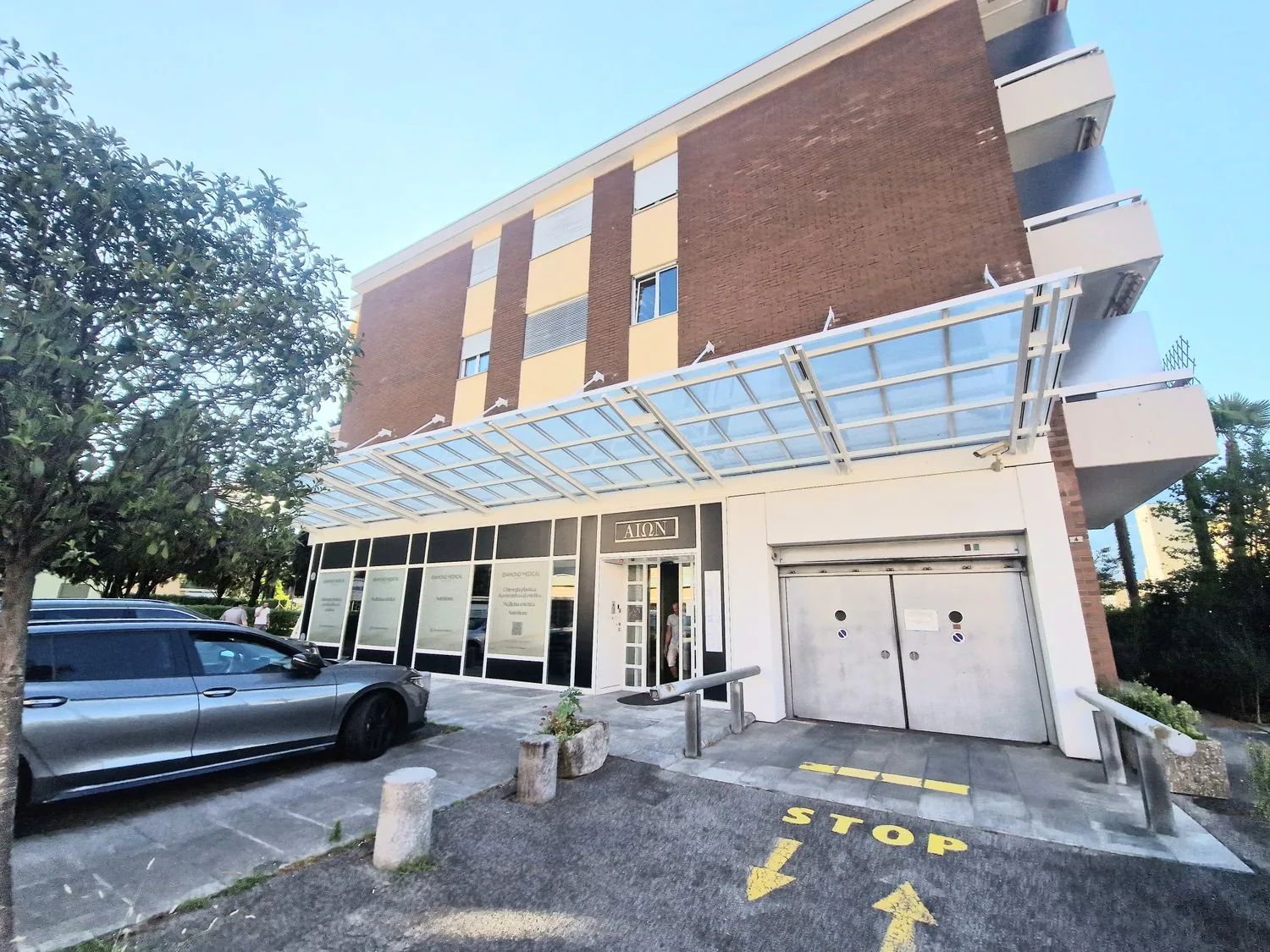 For rent in Ascona - 3 functional offices shared with medical studio