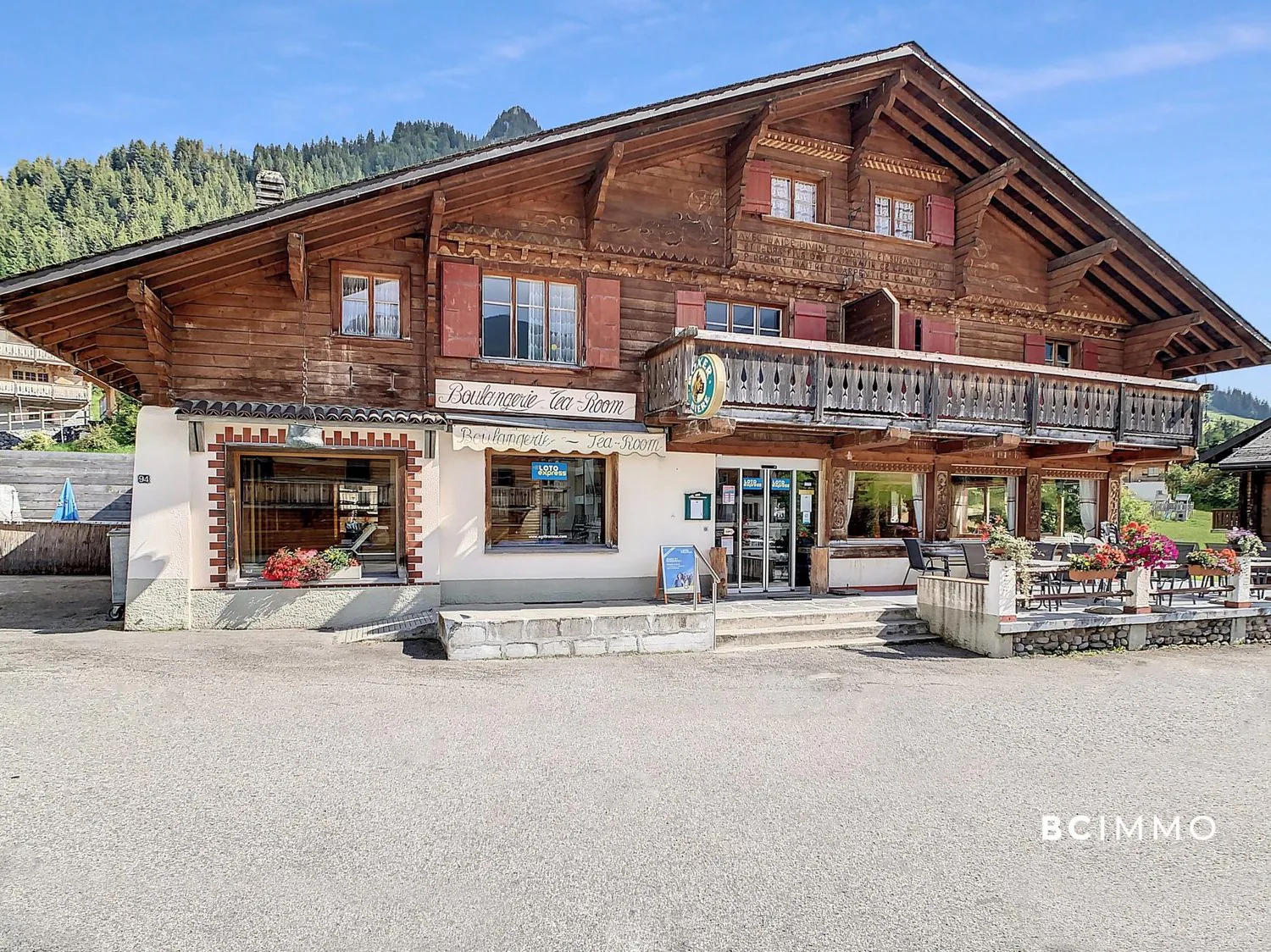 Chalet composto da due appartamenti e un'attività commerciale