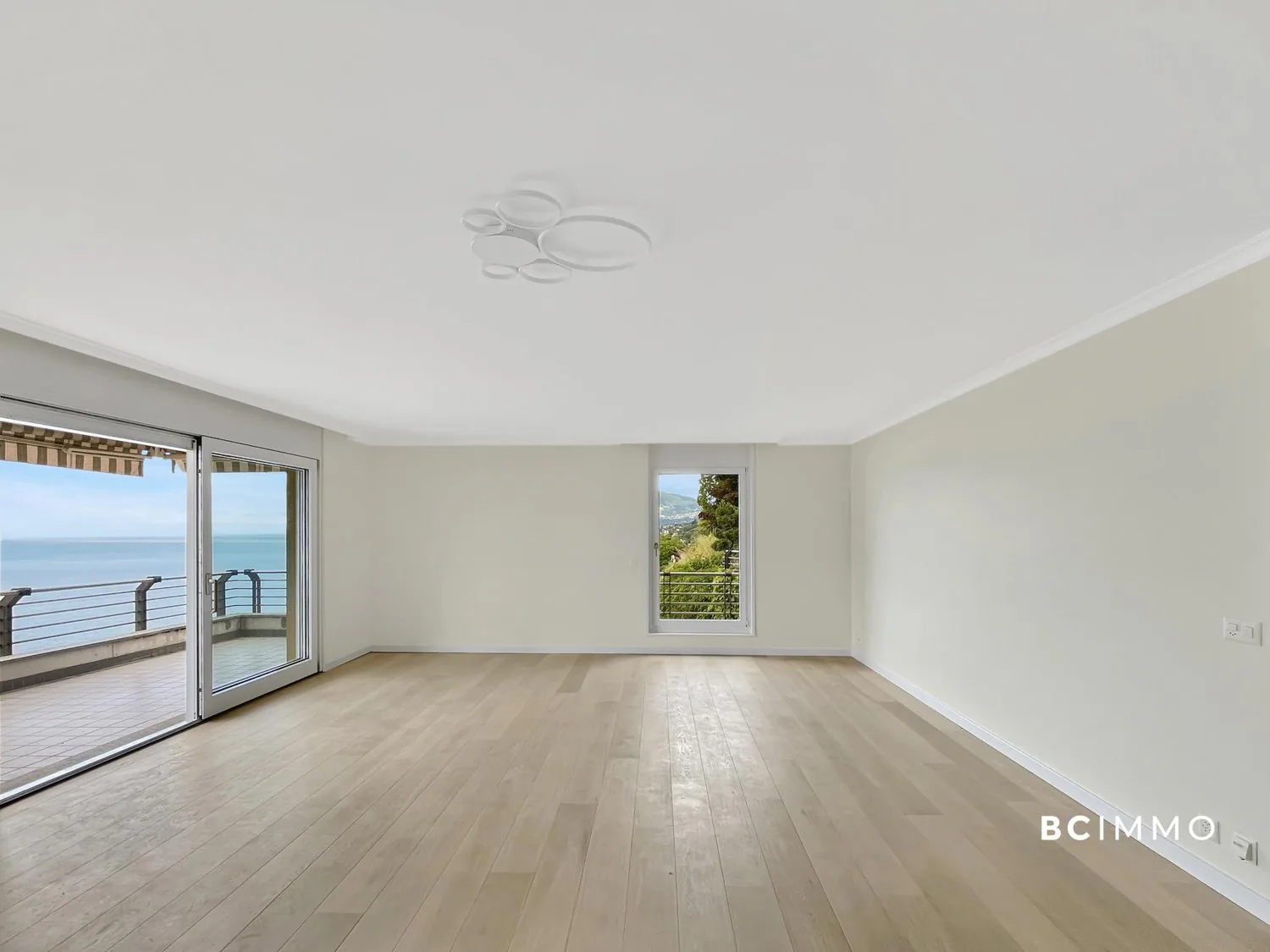 Eleganza contemporanea con vista panoramica sul lago