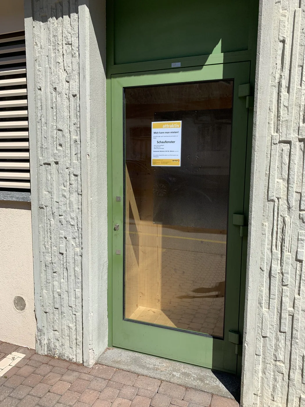 Vitrine directement sur la place de la gare