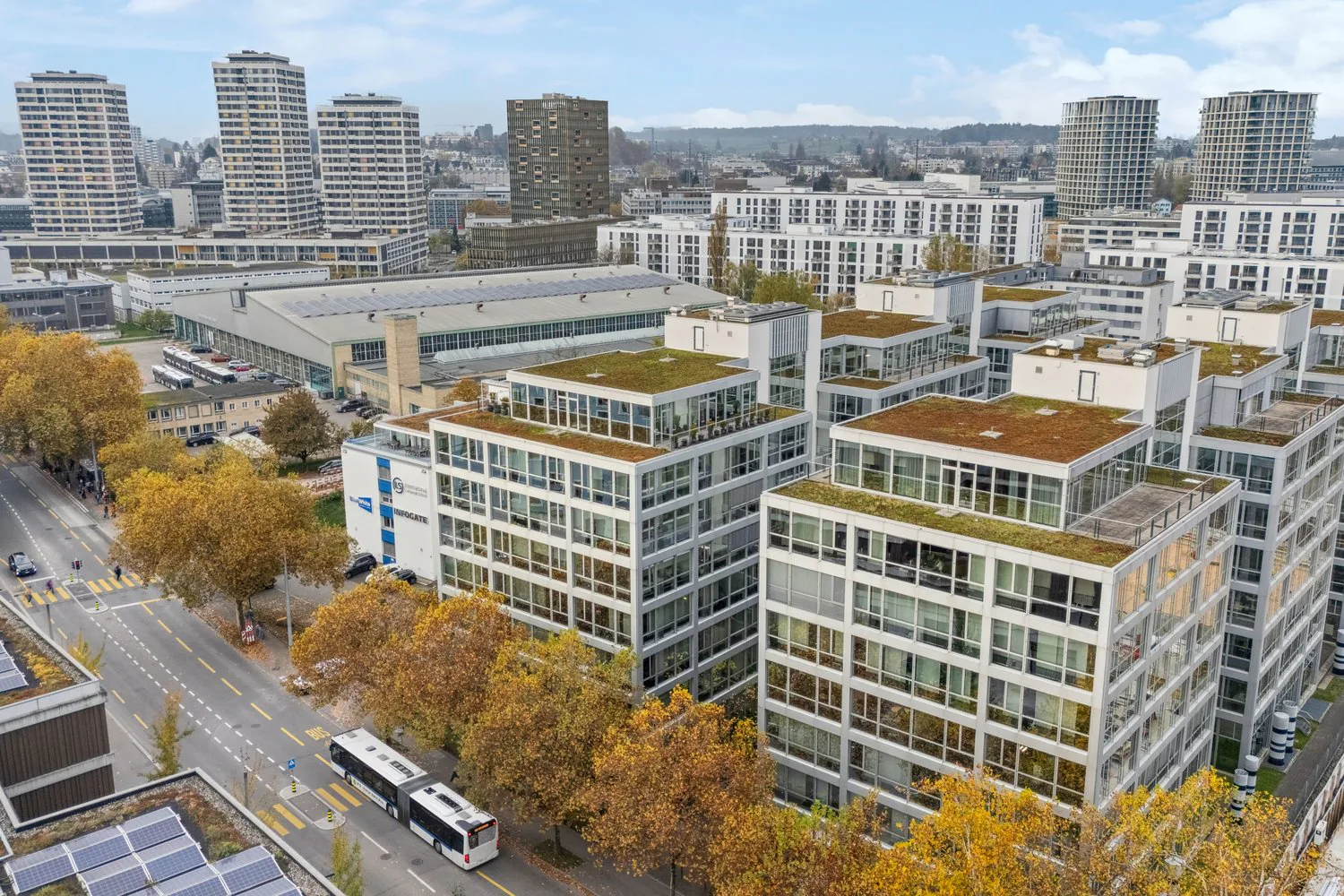 Moderne Büroflächen mit Weitsicht und Parkplätzen