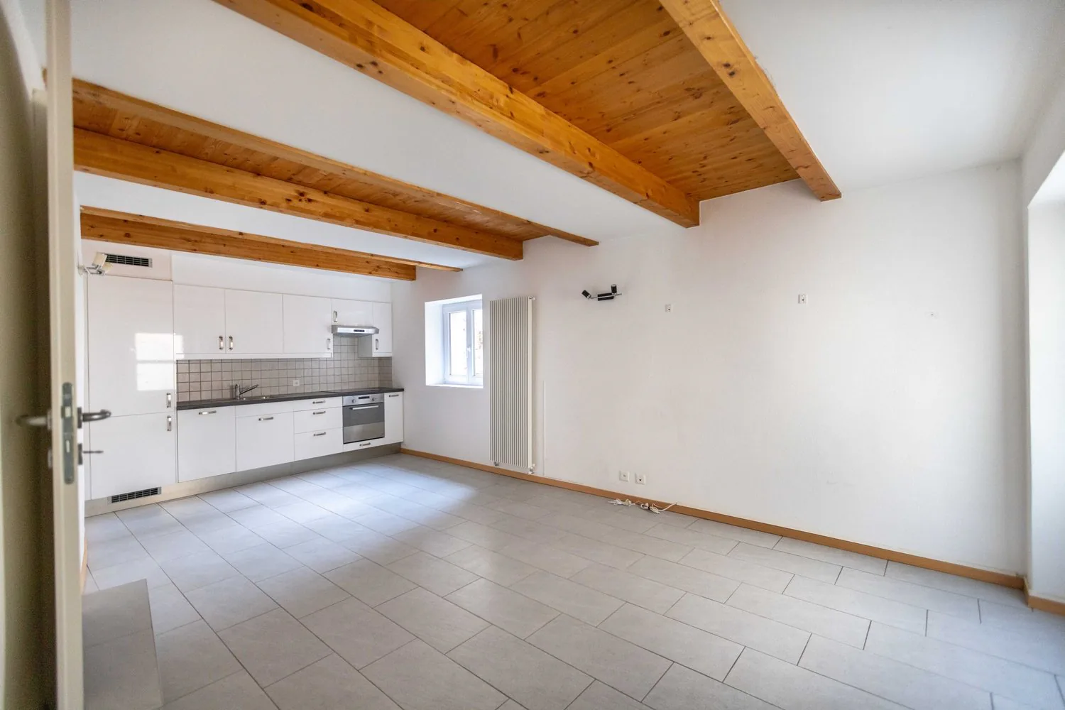 Grande maison de noyau avec 4 appartements rénovés à Sonvico