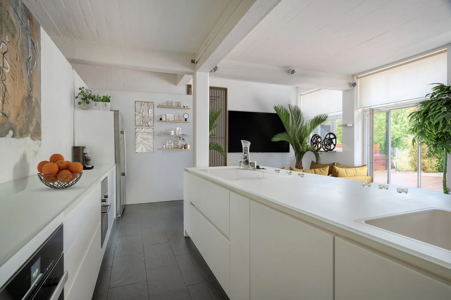 Exclusive loft dream in the Walzmühle area: 3.1 m room height, luxury kitchen & 130 m² private garden