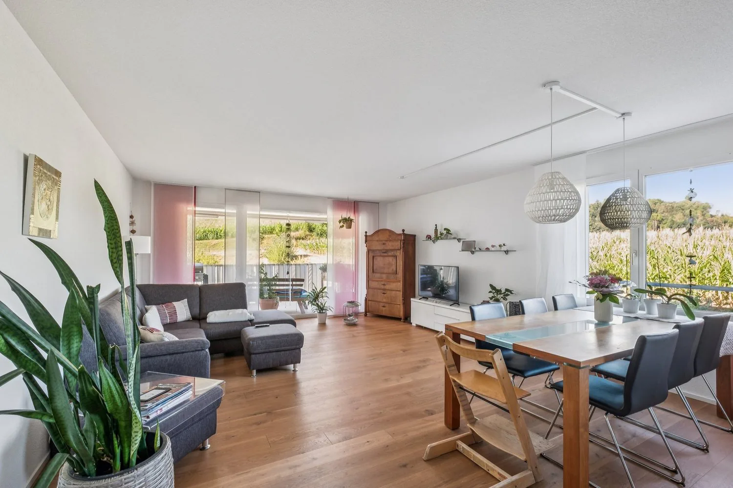 Modern, perfectly thought-out 3.5-room apartment centrally and naturally located in Safenwil