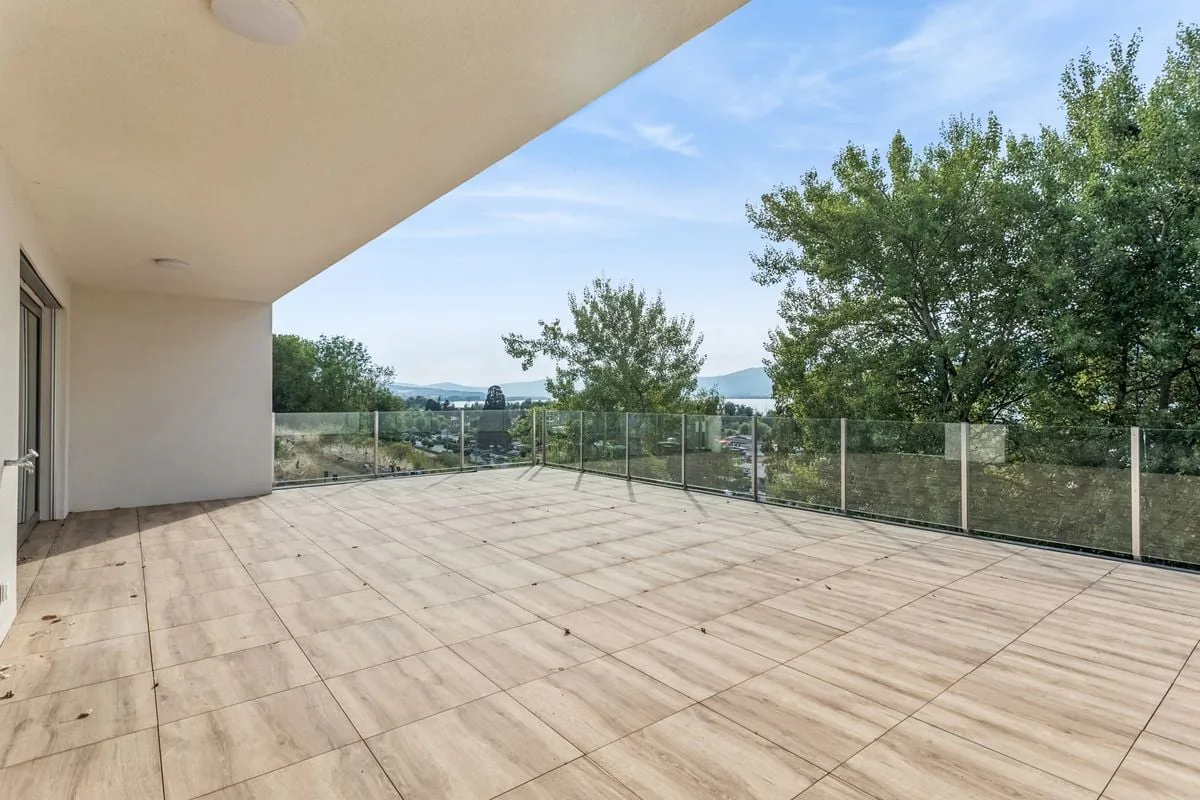 Dachgeschoss mit herrlicher Aussicht auf den See und einer großen Terrasse