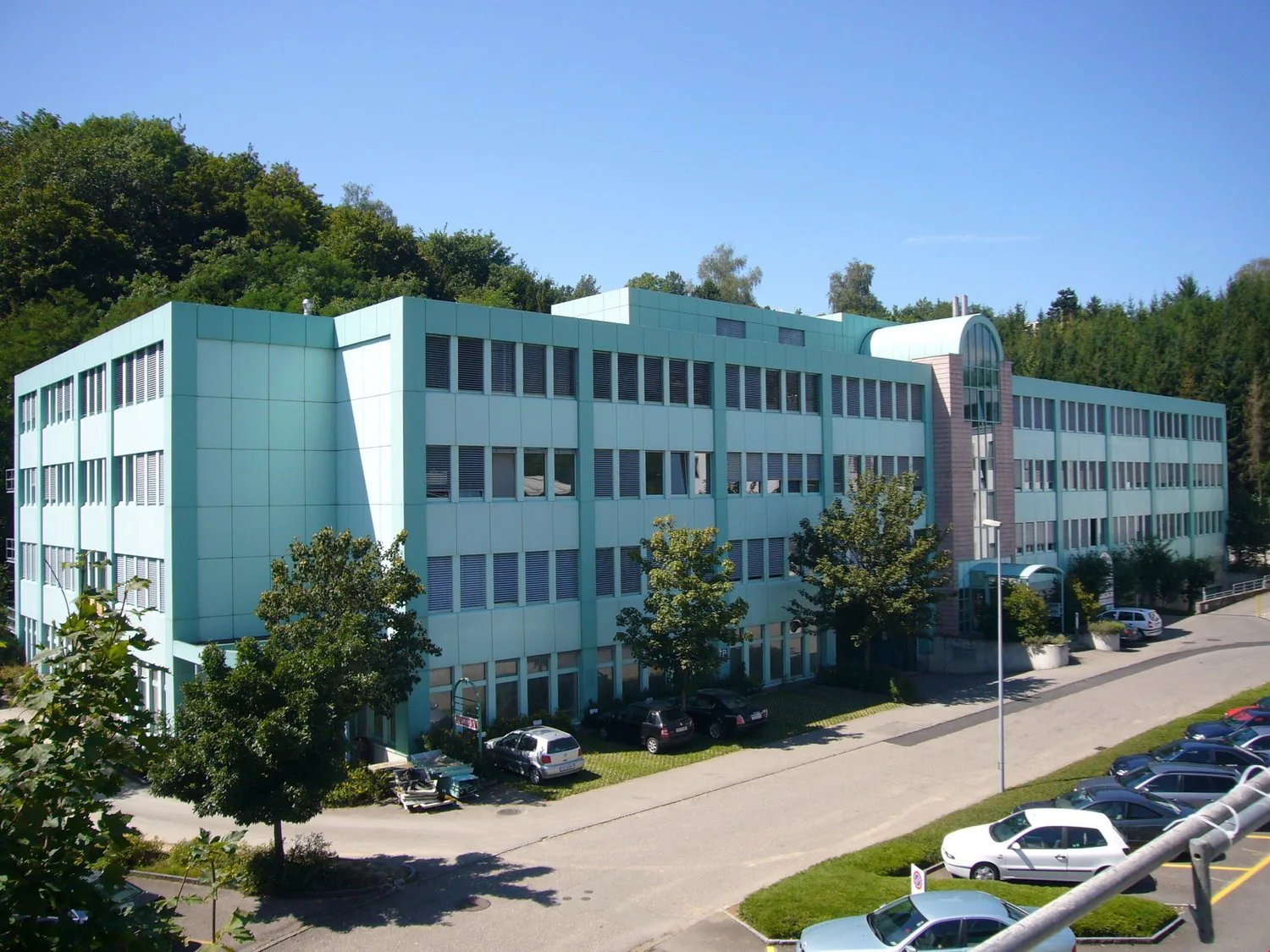 Attractive commercial space with plenty of natural light