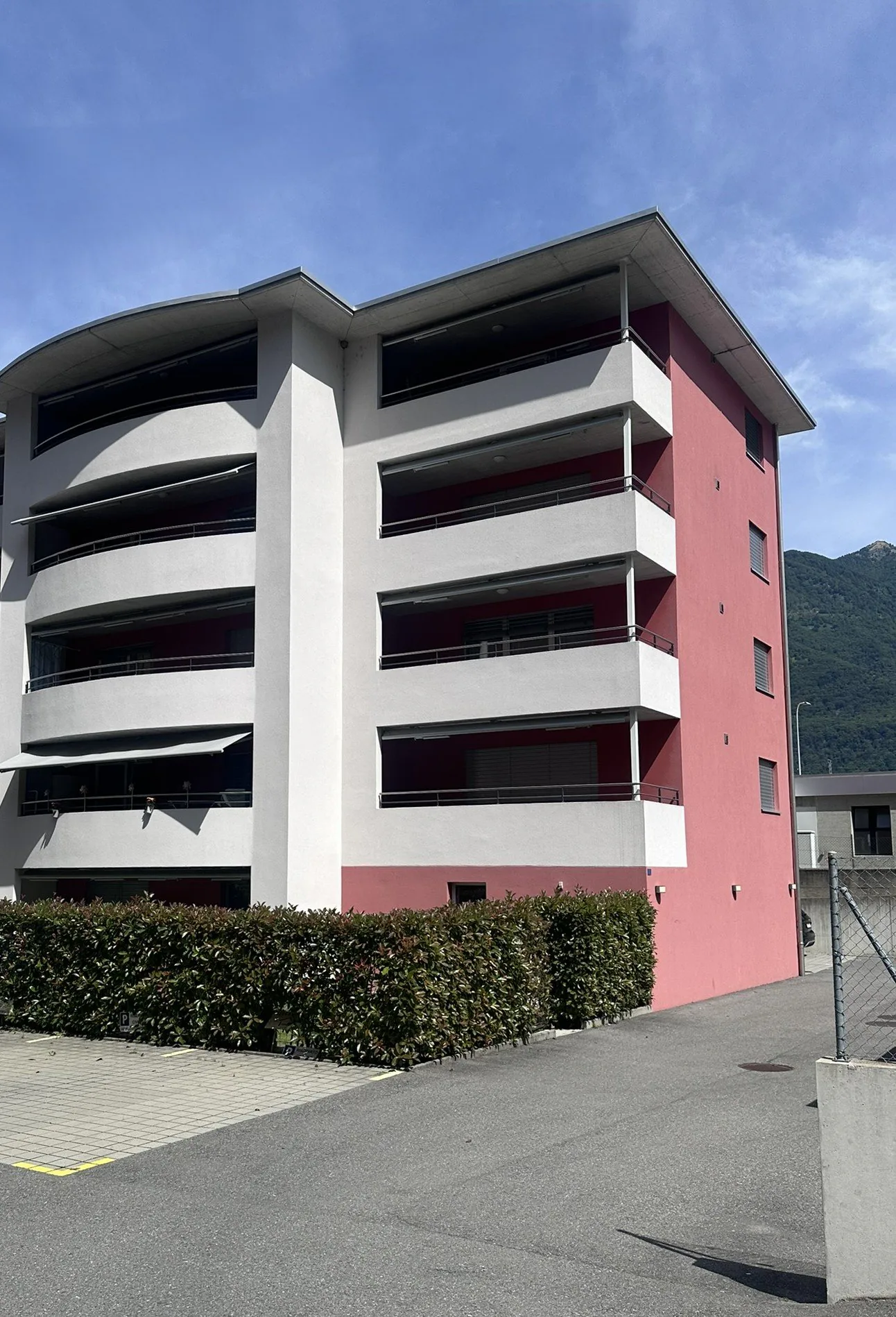 Modernes 2.5-Zimmer-Apartment mit Balkon in Cadenazzo