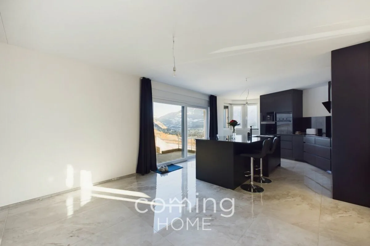Maison exclusive pour trois familles dans un endroit ensoleillé - Espaces de vie spacieux et garages