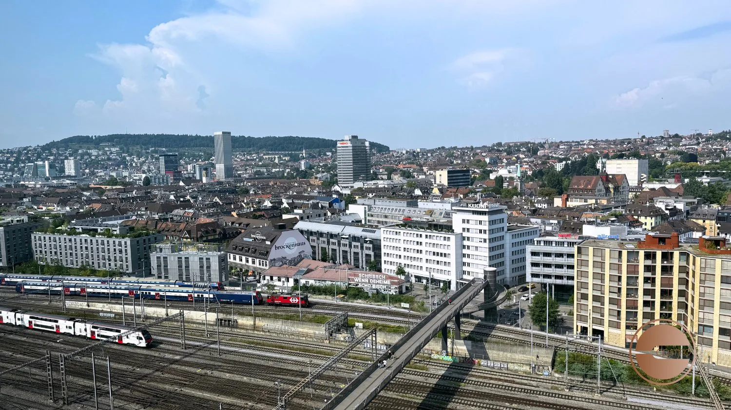 LUXURIÖSES WOHNEN ÜBER DEN DÄCHERN ZÜRICHS / LUXURIOUS LIVING ABOVE THE ROOFS OF ZURICH