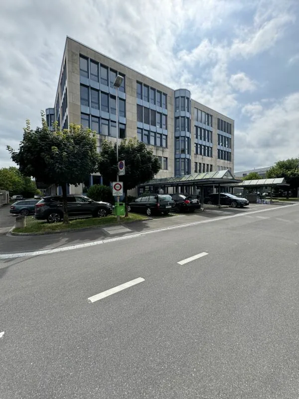 242 m² Showroom & Büro mit Lager und Laderampe - sofort frei