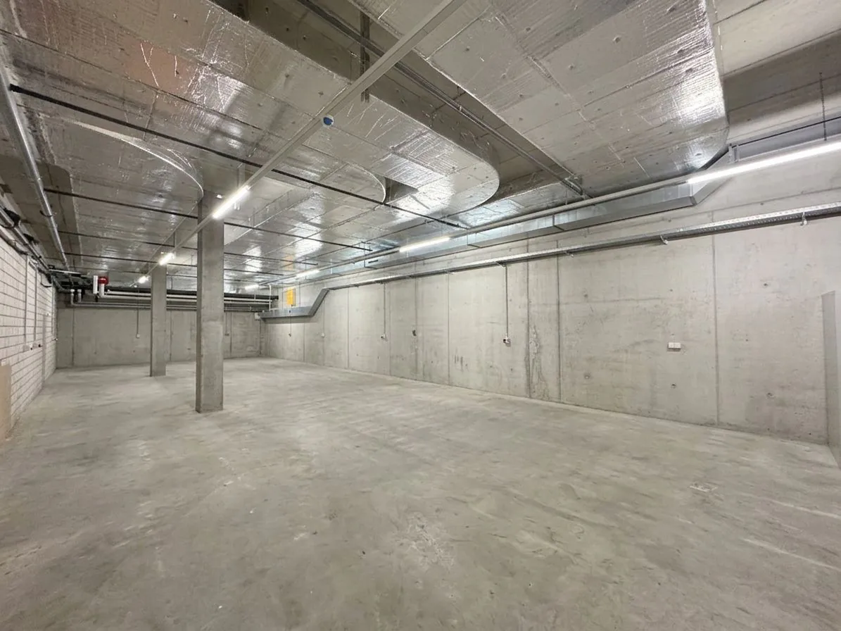 323m² - Espace de stockage au 1er sous-sol avec bonne accessibilité