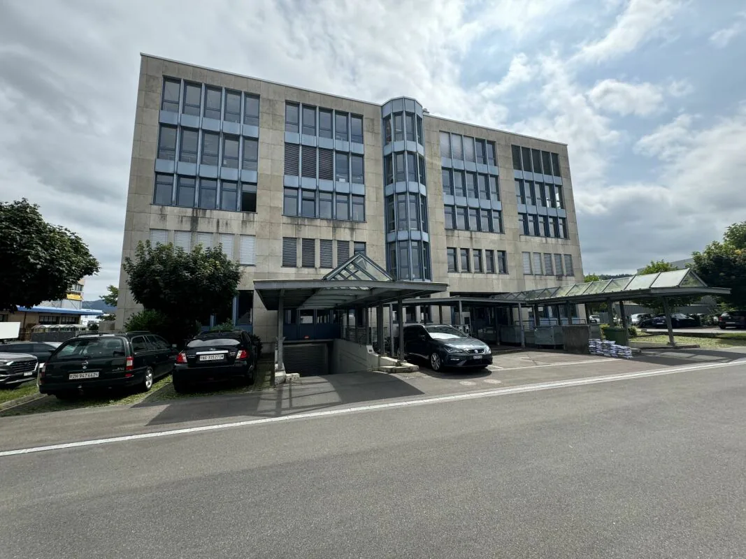 600 m² Büro, Showroom & Lager mit Laderampe - direkt an der Autobahn Rotkreuz, teilbar