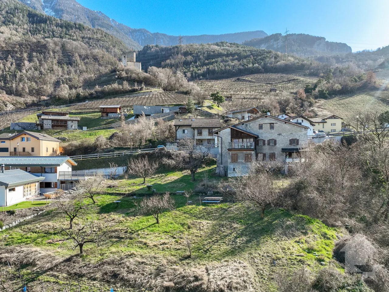 Grand terrain à construire dans le village de Saxon