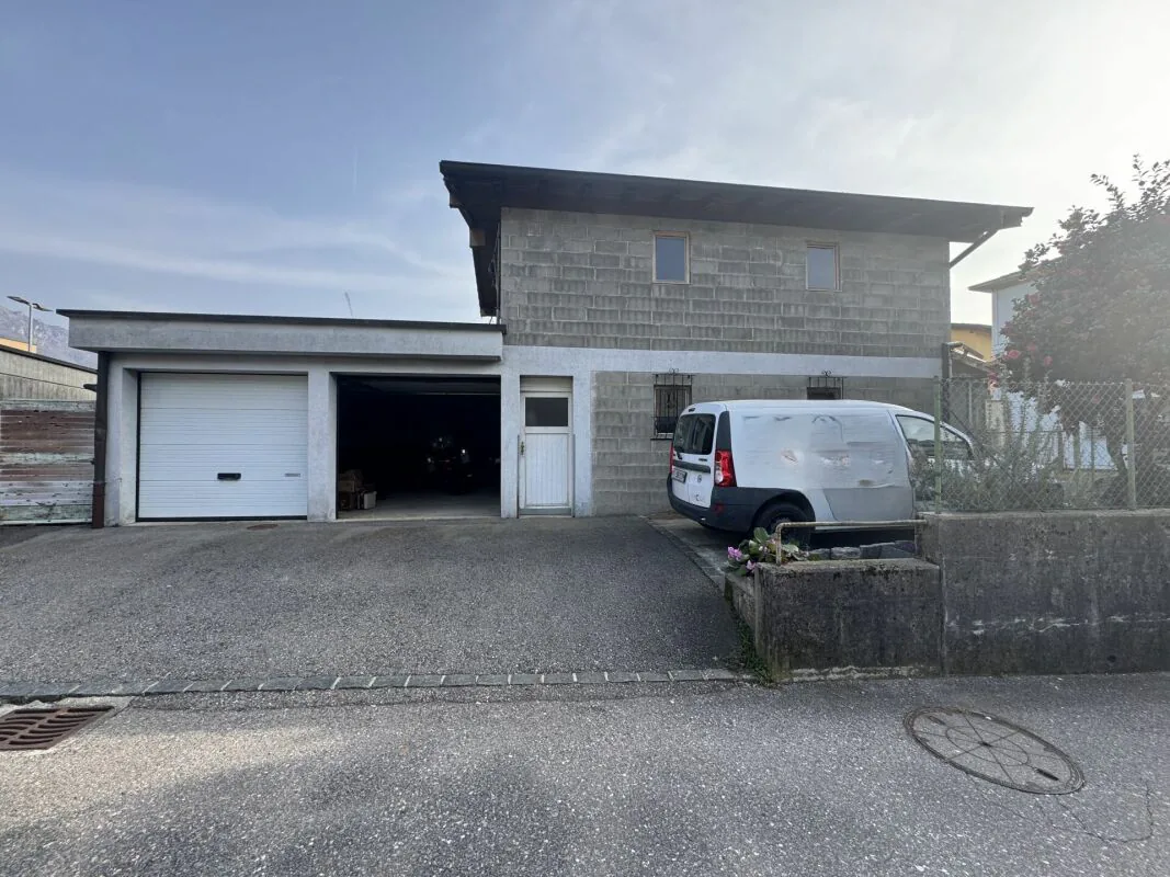 Magasin avec 2 garages en vente