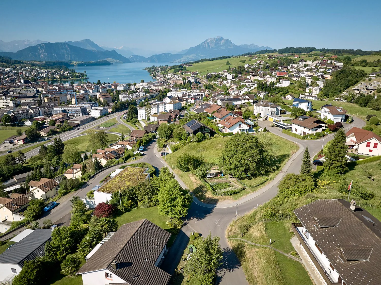 Parcelle de construction attractive avec vue sur la montagne et le lac