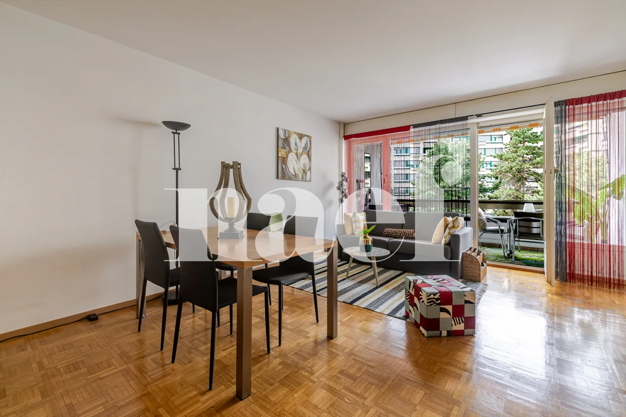 Charmilles: Large studio with separate kitchen