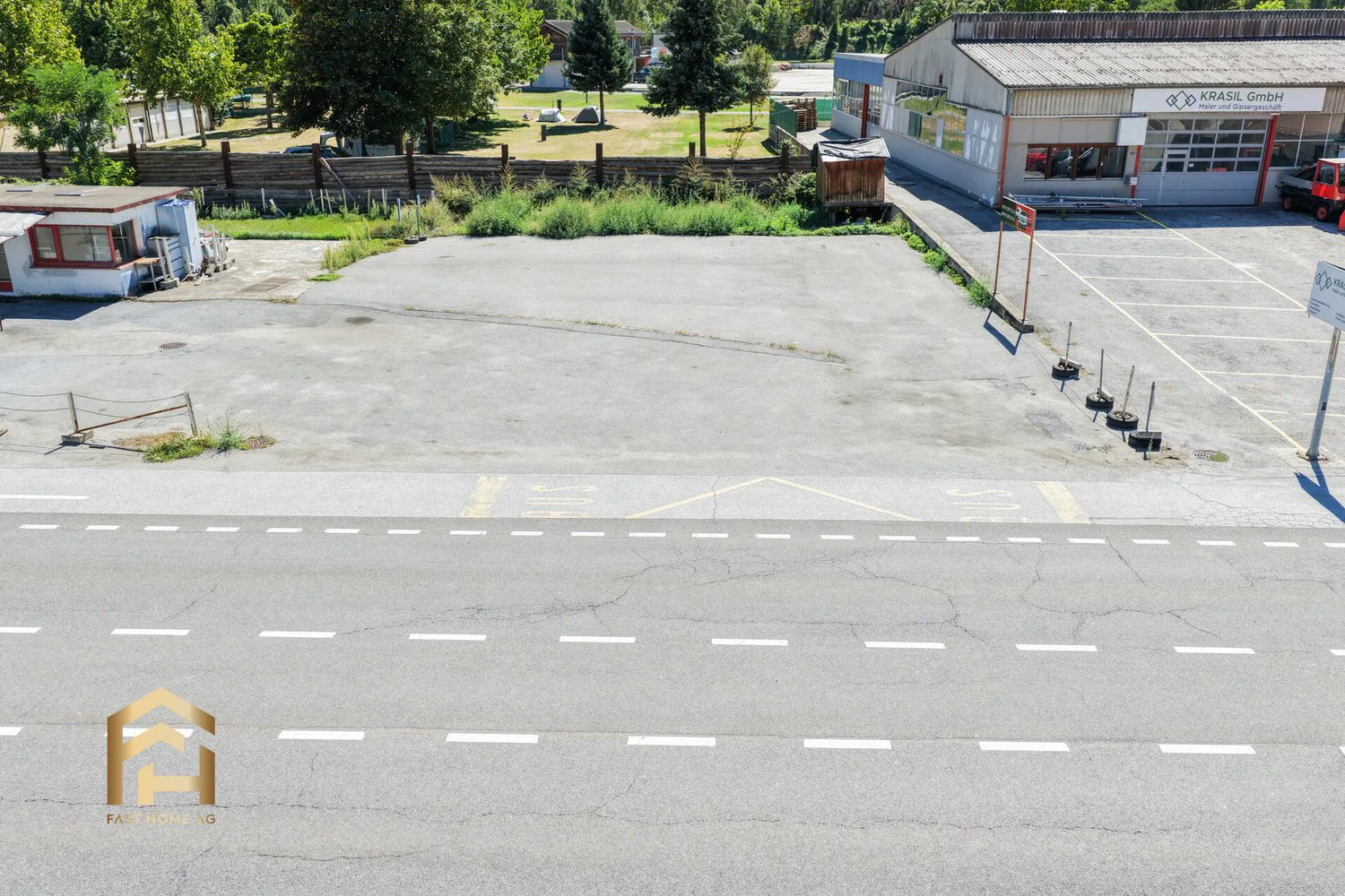 Large commercial outdoor space on the cantonal road