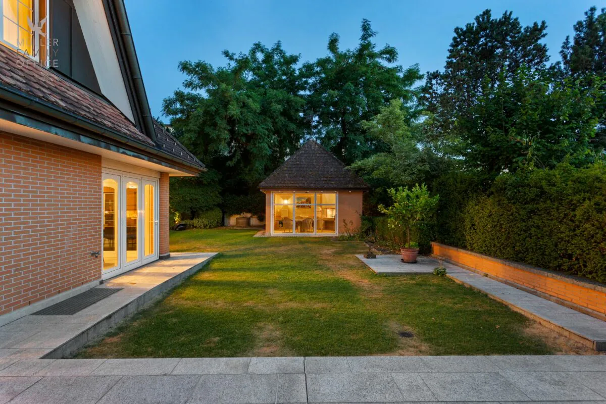 Villa di campagna da sogno con piscina e giardino idillico