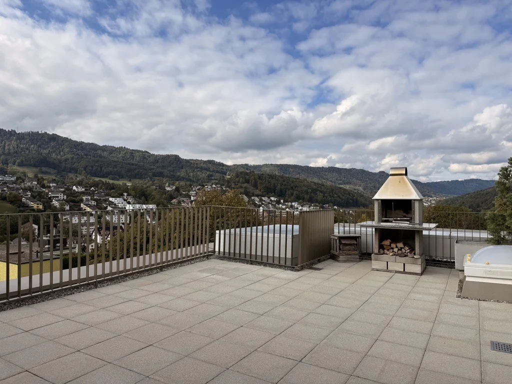 Ambiance de penthouse : appartement à 4,5 pièces avec 60 m² de terrasse privée sur le toit et vue panoramique (commune de Thalwil)