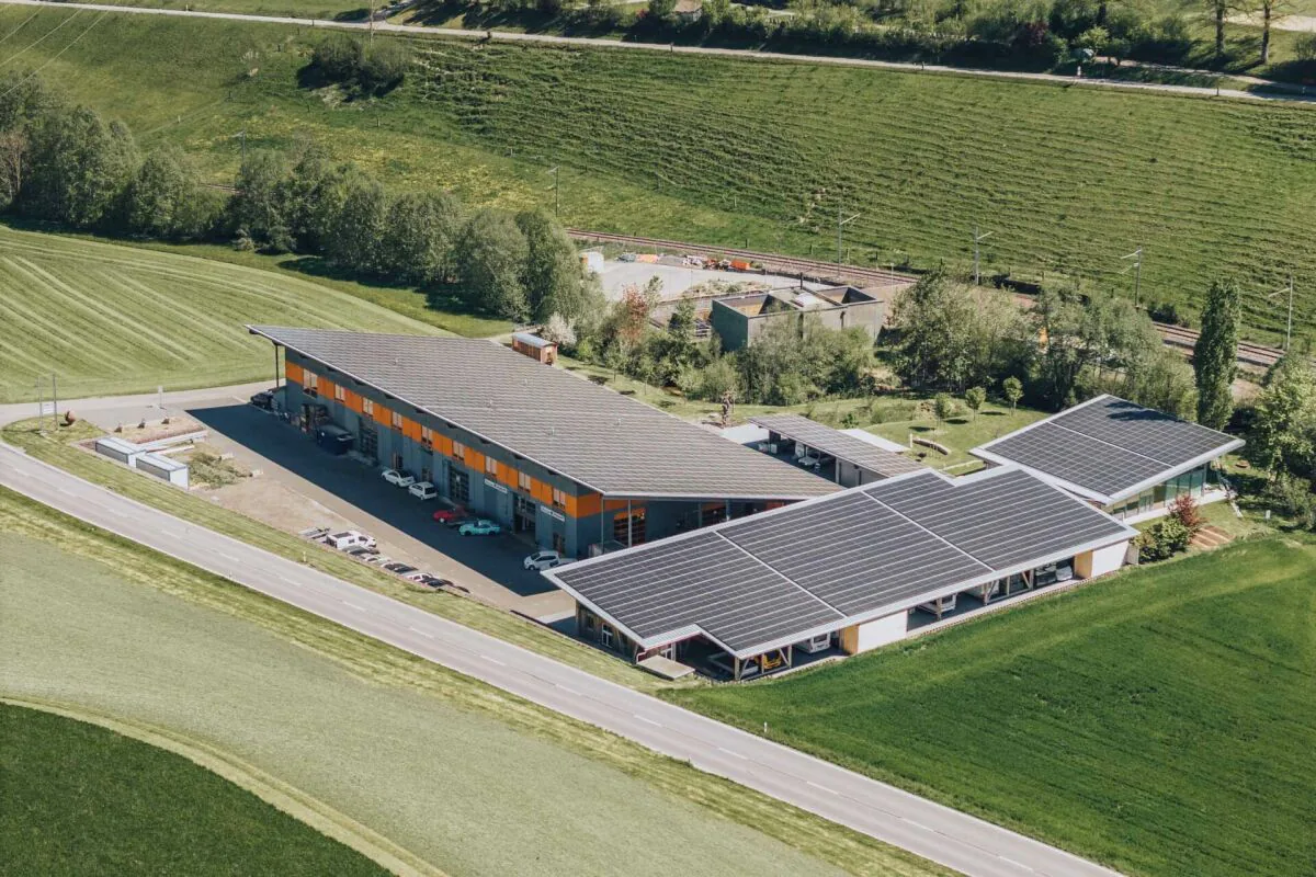 Espaces commerciaux et de production polyvalents avec grande installation PV à Rotbach
