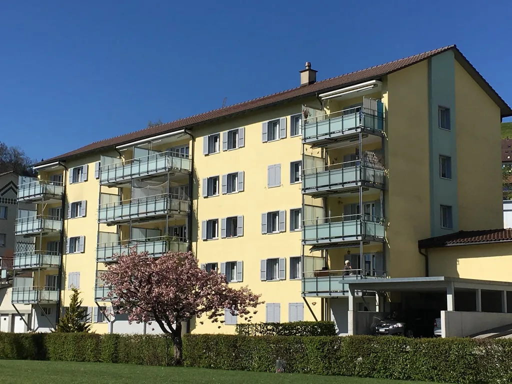Spacious 4-room apartment, 2nd floor right