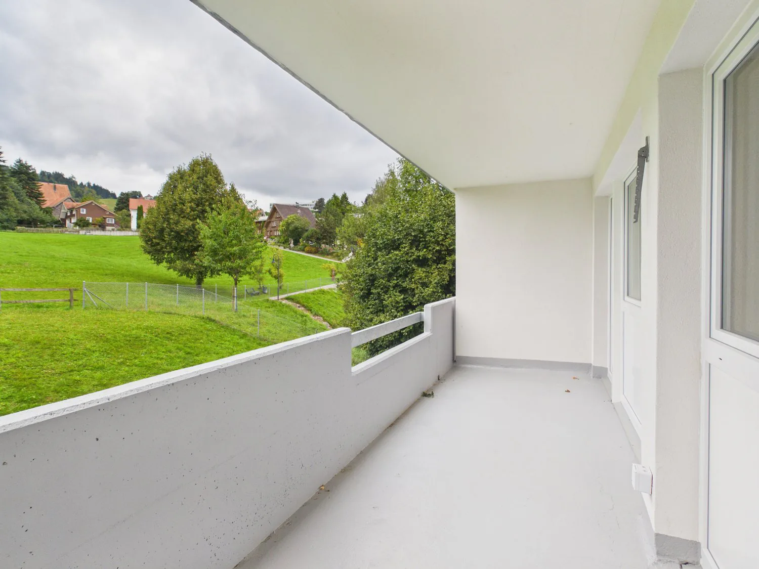 Appartamento luminoso 4.5 locali con balcone e bella vista a Speicher AR