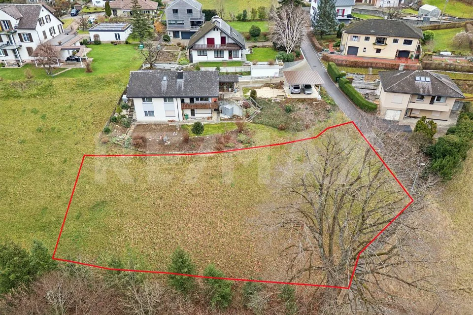 Terrain à bâtir en pente dans un quartier résidentiel attractif