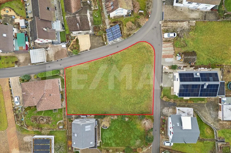 Terrain à bâtir dans un quartier résidentiel calme sur le versant ensoleillé