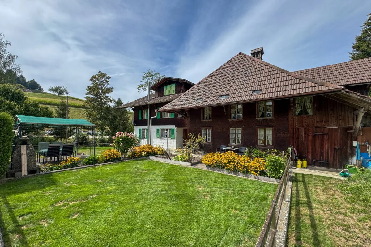 Projet avec histoire et perspective : plus de 3 600 m² de terrain et deux parties de maison au bord de la rivière