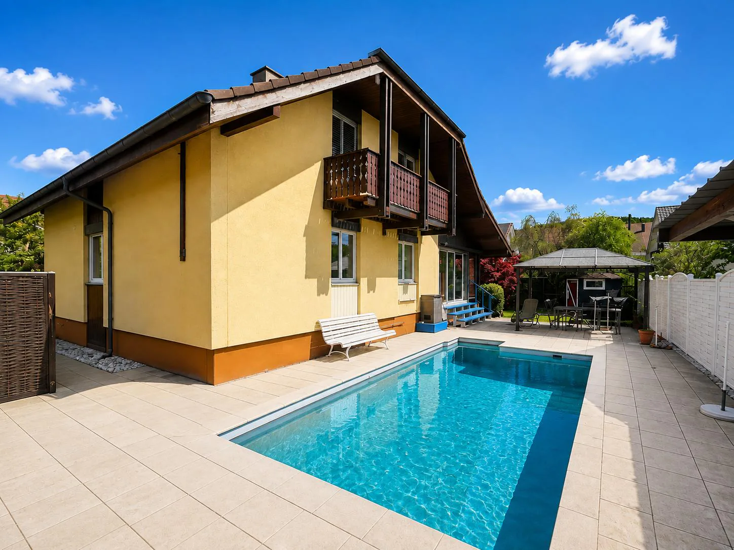 La tua nuova casa a Kestenholz – grande casa unifamiliare con piscina e serra riscaldata