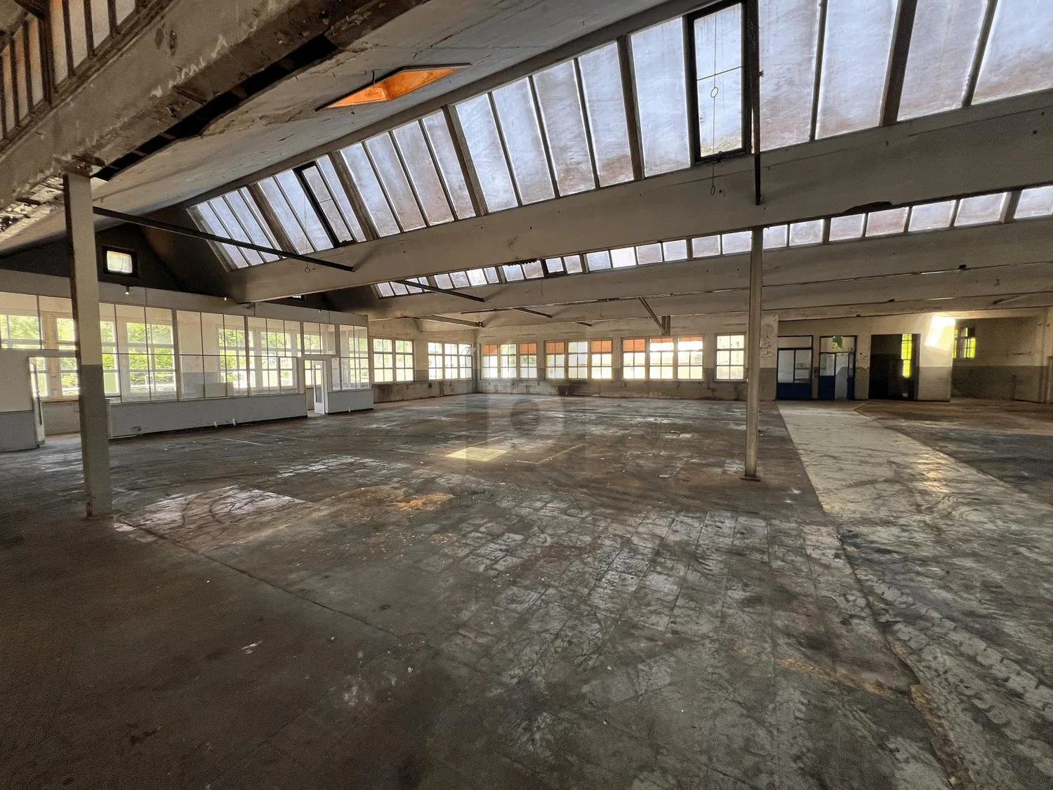 LARGE VOLUMES WAREHOUSE, STORAGE