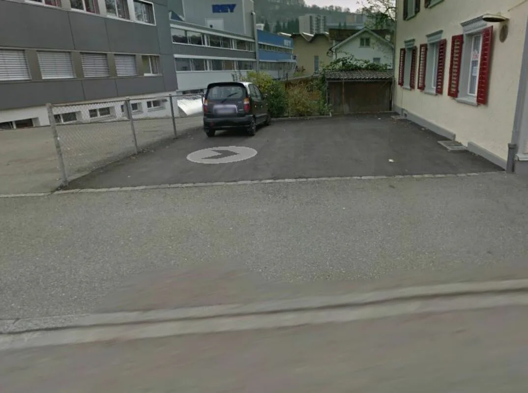 Grossflächiger Parkplatz zu vermieten