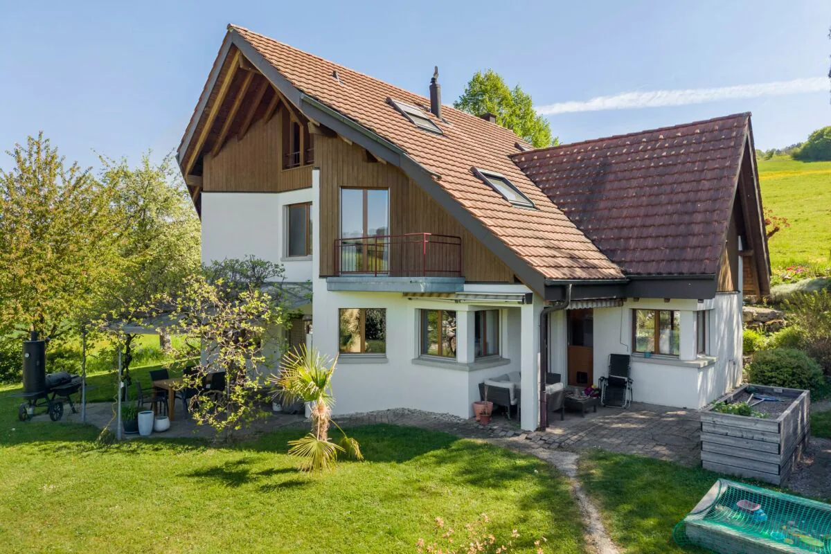 Detached 6.5-room single-family house on the outskirts of the settlement with a lot of privacy and a magnificent view of the Mettau valley