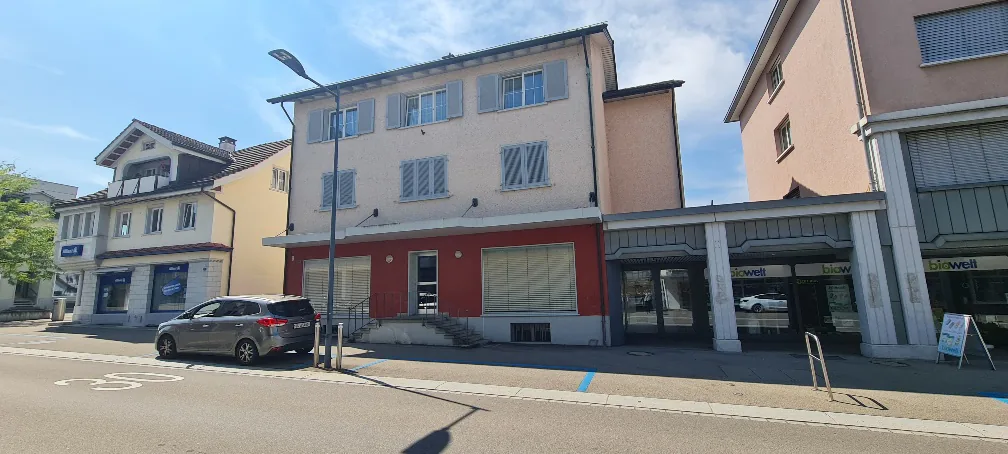 Spazio commerciale/Ufficio in posizione centrale con magazzino
