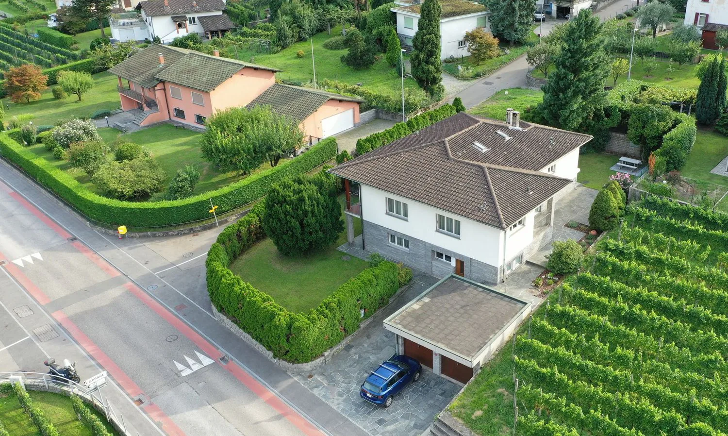 Two-family house with garden and views in Gnosca