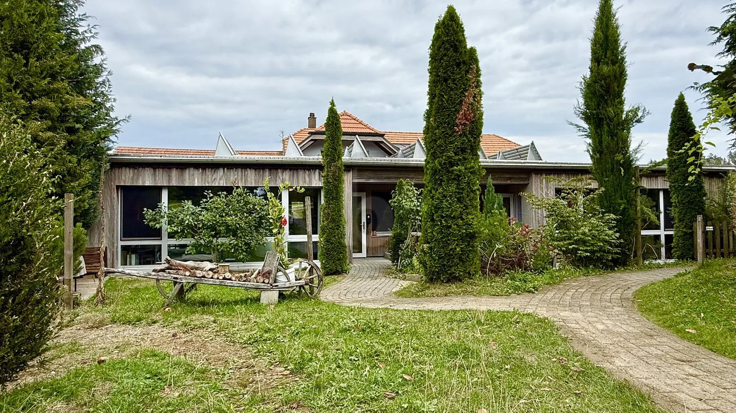 LIVING LIKE IN YOUR OWN HOUSE - WITH A LOT OF LIGHT & GARDEN