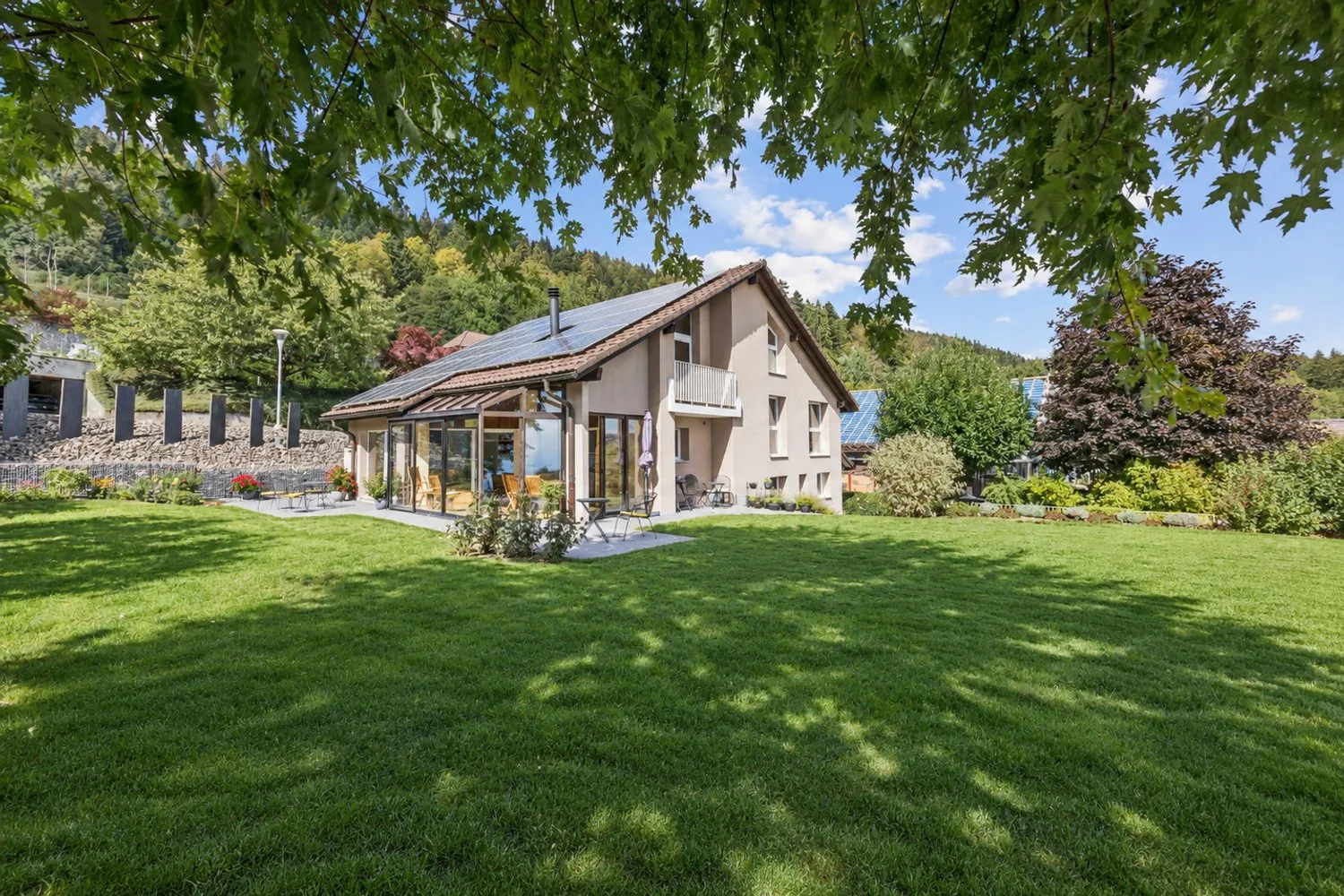 Superbe villa individuelle avec un beau jardin et 2 garages box