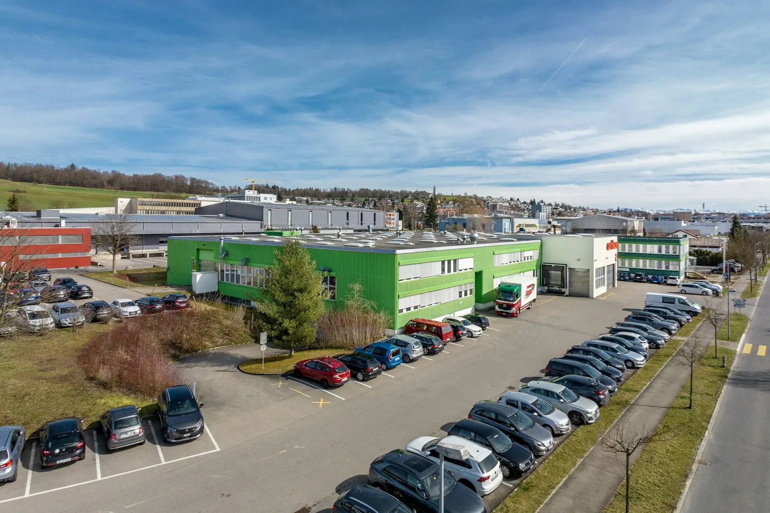 Commercial and production spaces with office from 2'000 m² - flexible and well connected