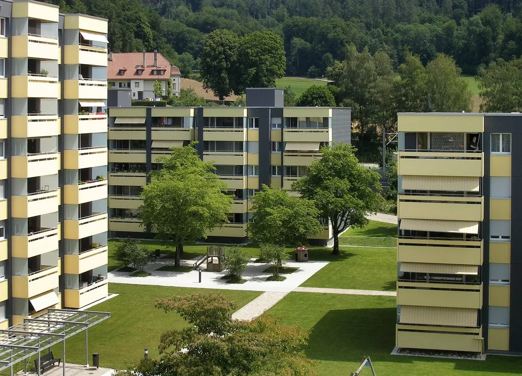 Quartier résidentiel calme et propice aux enfants au bord de la forêt