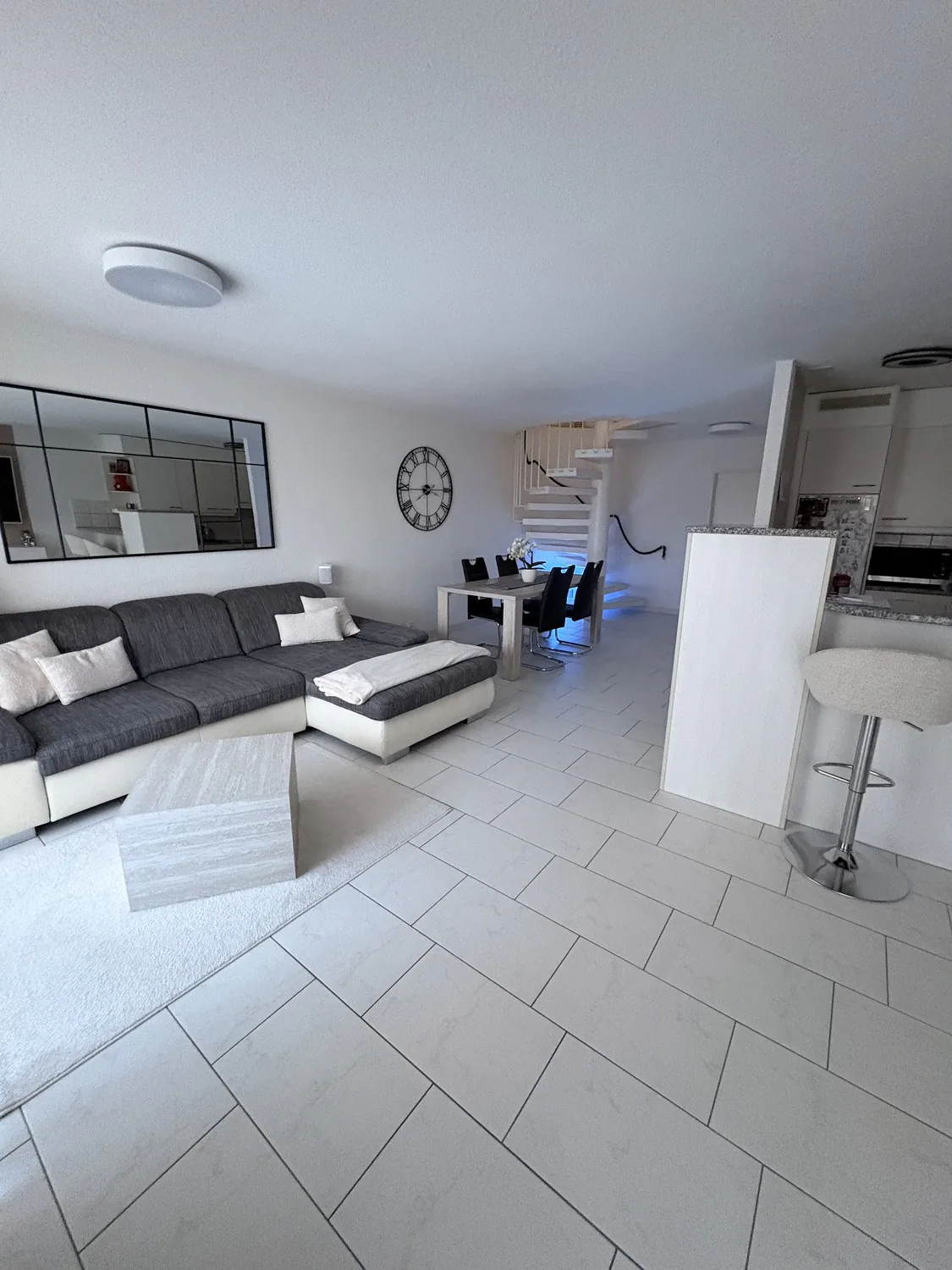 Appartamento-mansarda attraente di 4,5 locali con grande terrazza e architettura speciale