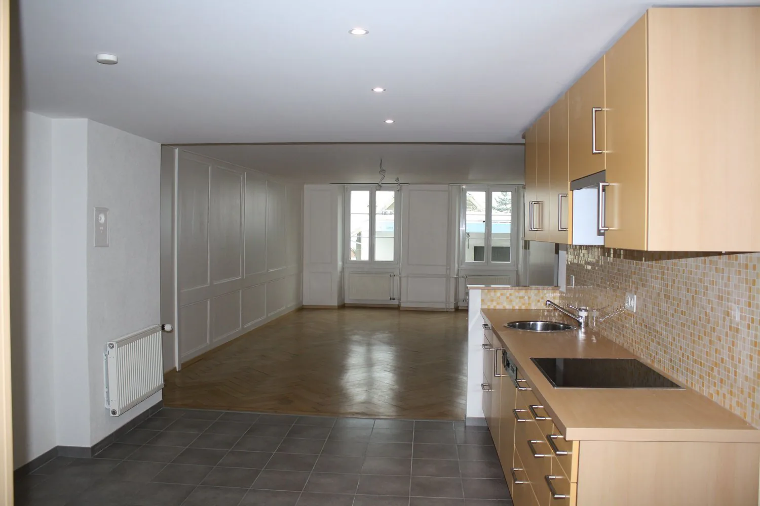 Geräumige 5.5-Zimmer-Wohnung mit Balkon in Corcelles-Peseux