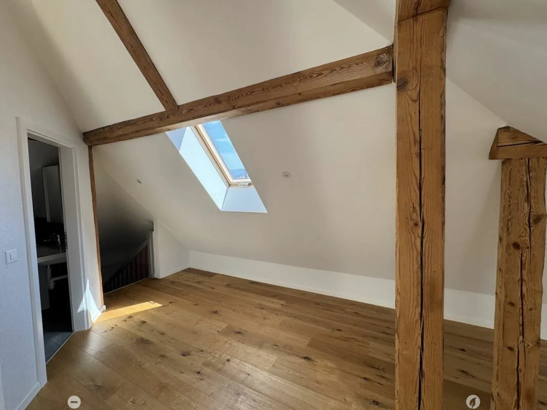 Appartement en mansarde ensoleillé avec poutres apparentes et charme particulier