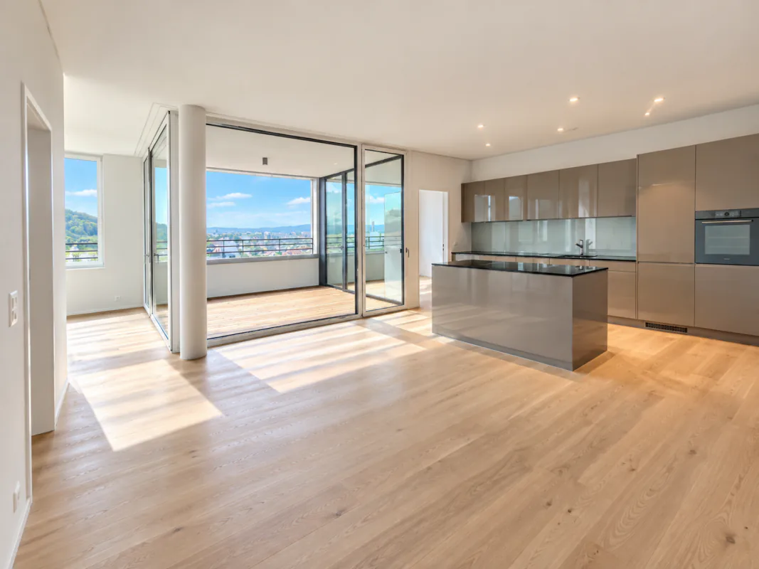 Unique 4.5-room apartment on the 9th floor with a far-reaching view over the Suhrental