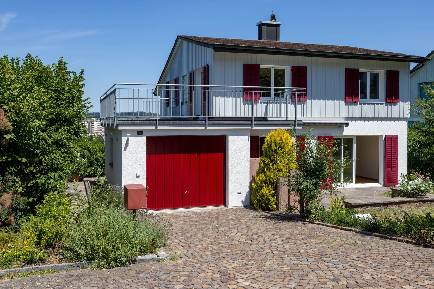 Single-family house with surrounding area and unobstructed neighboring plots for rent