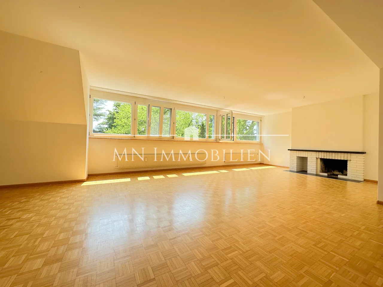 Appartement mansardé de 4,5 pièces lumineux et beau dans le cœur d'Arlesheim
