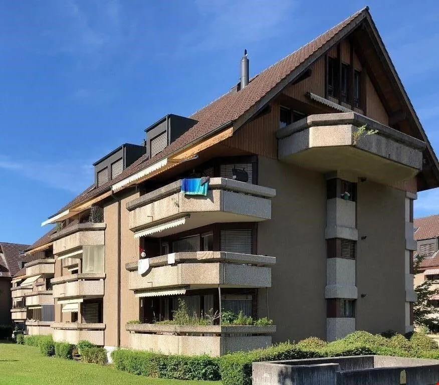 Moderne, située au centre, avec un grand balcon dans un espace vert !
