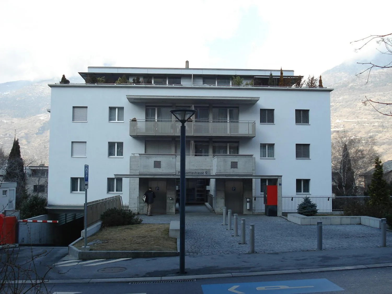 Parcheggio interno di fronte all'ospedale