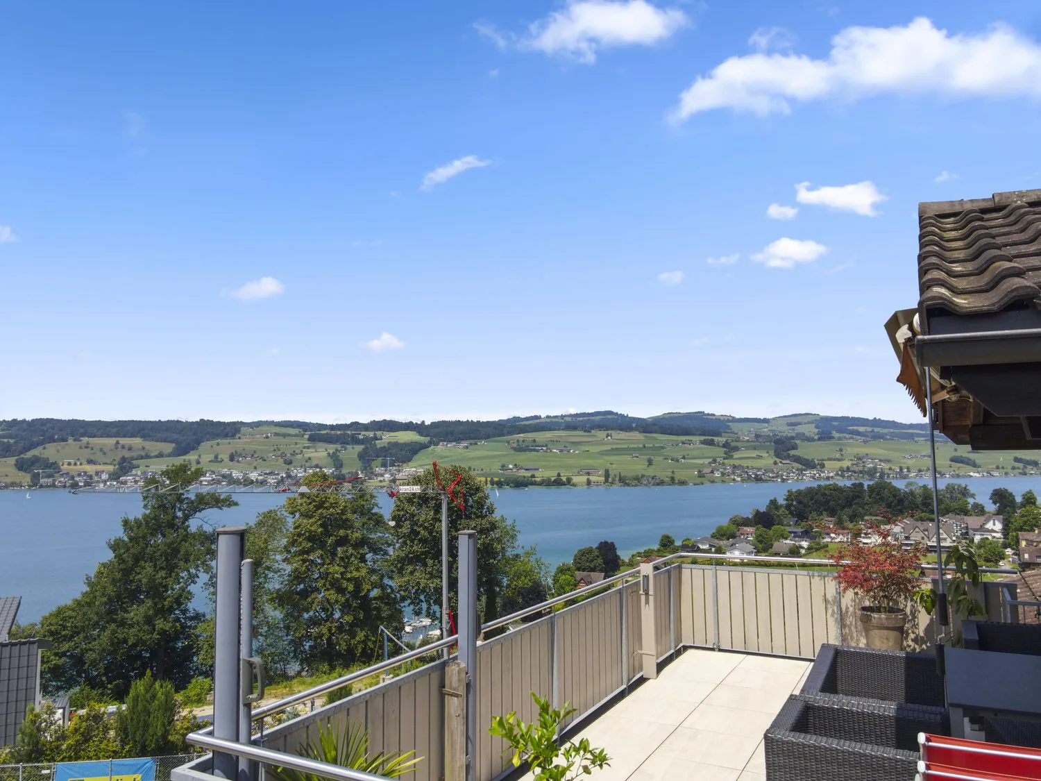 Appartement attique exclusif de 5 pièces avec vue sur le lac inobstructée à Greppen – disponible à partir d'octobre 2025